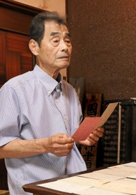 両親の思い出を語る長男の中後茂さん＝三田市