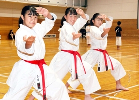 息の合った演武で全国に挑む（左から）上垣実聖さん、山口蒼生さん、大田夢乃さん＝三田市つつじが丘南３