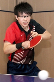 力強い球を繰り出す宮下さん＝三田市下田中