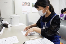 毎月の図書館だよりは手作業で折る＝三田市立図書館