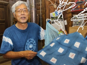 さまざまな染め方を実験中の渡邊さん＝三田市藍本