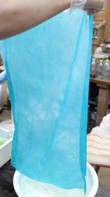 空気に触れるたびに色の濃さが増し、鮮やかな水色になった＝三田市藍本