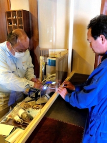 旅館のフロアに設置されたアクリル板