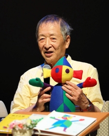 「サンダリーノ」を持って話す新宮晋さん＝郷の音ホール