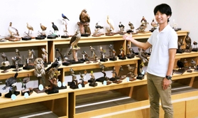 鳥類標本を紹介する布野隆之研究員＝三田市弥生が丘６