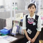 窓口で対応した四宮さん＝三田市下相野