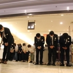 なじみの客らが拍手を送る中、のれんを下ろした三田阪急＝三田市駅前町（撮影・喜田美咲）