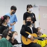 トラップ大佐一家が合唱するシーン＝フラワータウン市民センター