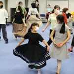 ペアダンスの練習をする出演者＝フラワータウン市民センター