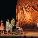 「ゴーストタウンになった三田を救うのは…？」というテーマで作られた舞台「令和１９」＝２０１９年（提供）