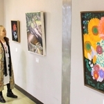 「自由な作風がおもしろい」と話す高橋栄子会長＝さんだ市民センター