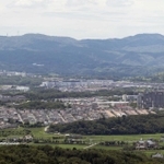 田園地帯の向こうに広がる北摂ニュータウン＝三田市の有馬富士山頂から（撮影・三津山朋彦）