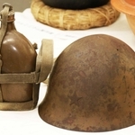 戦地で使われた鉄製のヘルメットや水筒