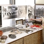 戦時下の三田の様子が分かる写真や暮らしが分かる展示品が並ぶ会場＝三田市屋敷町