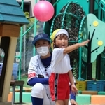 ヒットを狙って思い切り腕を振る園児＝三田市狭間が丘２