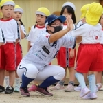 ホームインしてハイタッチ＝三田市狭間が丘２