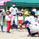 手打ち野球に挑戦する園児＝三田市狭間が丘２