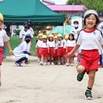 よーい、どん！腕を大きく振って走る＝三田市狭間が丘２