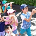 手作りしたゴム鉄砲で遊ぶ子どもたち＝県立有馬富士公園