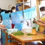 藍染め体験する参加者＝県立有馬富士公園