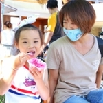 かき氷を頬張る子ども＝県立有馬富士公園