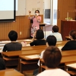 国際理解のため、有馬高校で講演するエンさん。定時制の生徒約３０人が聞き入った＝三田市天神２