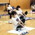 体を傾けバランスを取る生徒＝三田市三輪３