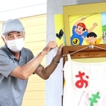 子どもたちの反応を見ながら話を進める辻さん＝母子小学校