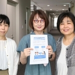 高畑恵さん（中央）らボランティア団体のメンバー＝三田市三輪
