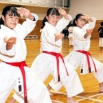 息の合った演武で全国に挑む（左から）上垣実聖さん、山口蒼生さん、大田夢乃さん＝三田市つつじが丘南３