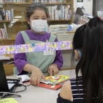 カウンターで返却期限を伝えて本を貸し出す＝三田市立図書館