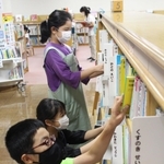 返却された本を整理する１日図書館員＝三田市立図書館