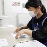 毎月の図書館だよりは手作業で折る＝三田市立図書館