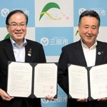 移住支援などの連携協定を結んだ三田市の森哲男市長（左）と兵庫県信用組合の土肥貴弘理事長＝三田市役所