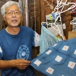 さまざまな染め方を実験中の渡邊さん＝三田市藍本