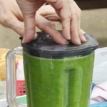 葉をミキサーでかくはんする＝三田市藍本