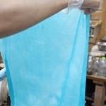 空気に触れるたびに色の濃さが増し、鮮やかな水色になった＝三田市藍本