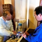 旅館のフロアに設置されたアクリル板