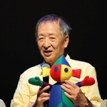 「サンダリーノ」を持って話す新宮晋さん＝郷の音ホール