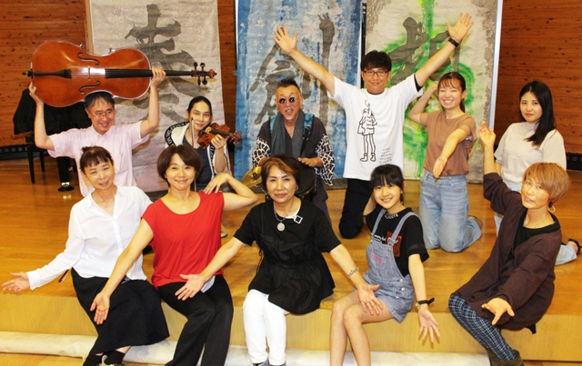 それぞれの個性を生かして舞台をつくる出演のメンバー＝三田市福島