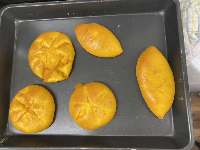 試作中のカボチャのクリームパン（提供）