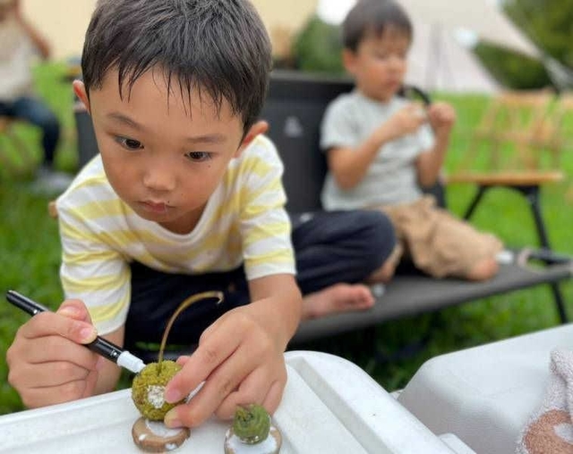 ネイチャークラフトを楽しむ子ども＝ＴＥＭＩＬ（提供）