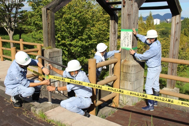 立ち入り禁止の張り紙をする三田市職員＝同市あかしあ台５