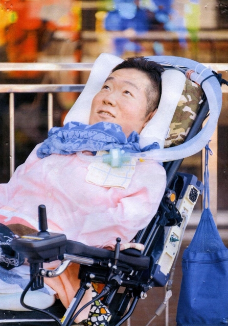 空を見上げる生前の蔭山さん（家族提供）