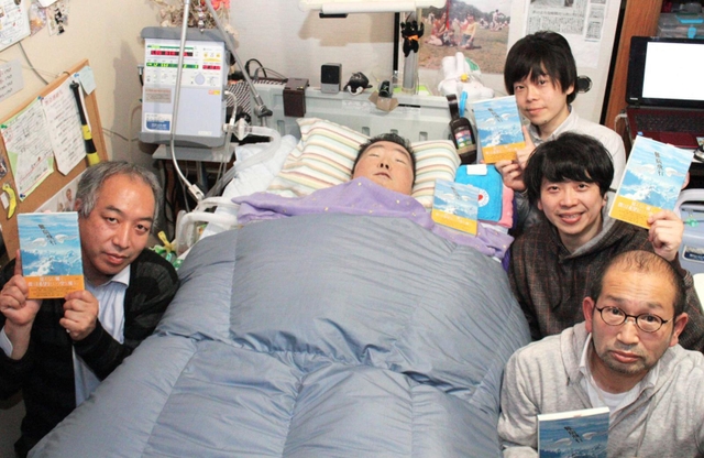 蔭山さん（中央）と八十川勝監督（左）、ちめいどの２人（右上）ら映画製作メンバー＝今年３月、神戸市北区