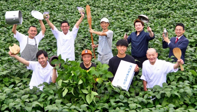 プロジェクトに参加した生産者や飲食店主ら＝三田市加茂（提供）