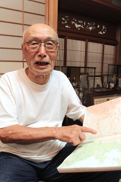 中国大陸の地図を見ながら戦争の記憶をたどる永田光司さん＝三田市三田町