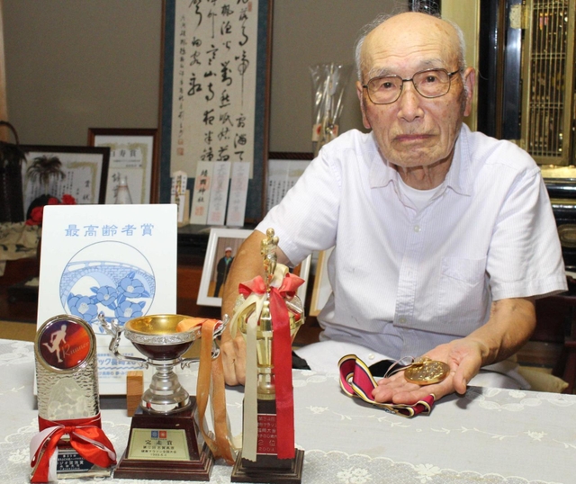数々のマラソン大会で完走し、記録を残してきた＝三田市三田町