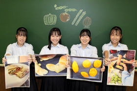 オリジナルパンを考案した三田祥雲館高校の生徒＝三田市学園１