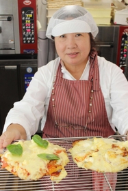 生徒に協力したパン工房「ポカポカパン」の羽渕みな子さん＝三田市下井沢